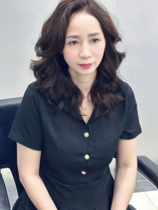 Uốn tóc ngang vai mẫu phù hợp cho trung niên