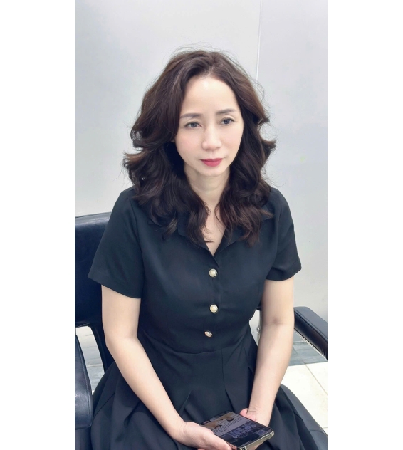 Uốn tóc ngang vai mẫu phù hợp cho trung niên